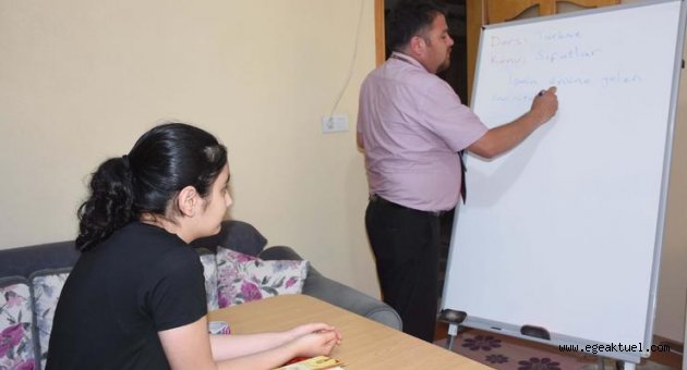 Evinin salonunda eğitim gördü, iftihar belgesi aldı