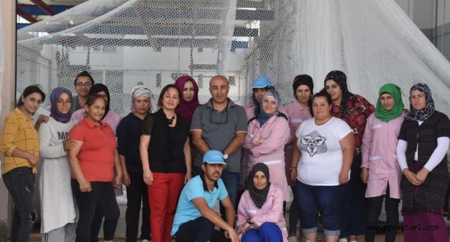 Evinin terasında balık ağı örmeye başladı,