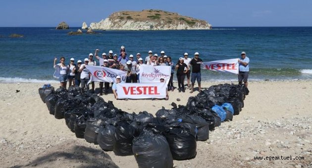 Foça’da kıyı temizliği