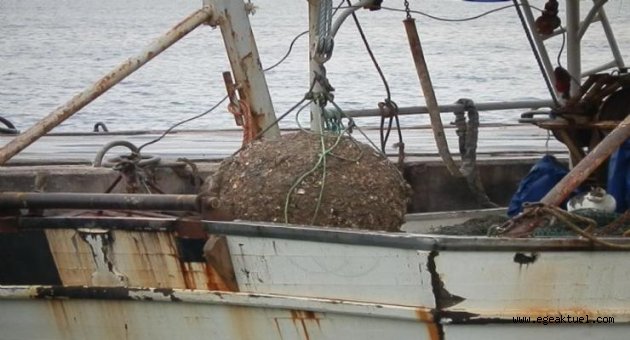 Foça'da balıkçıların ağına mayın takıldı