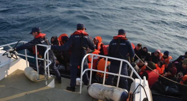 Foça'da, botla denizde sürüklenen kaçak göçmenler kurtarıldı