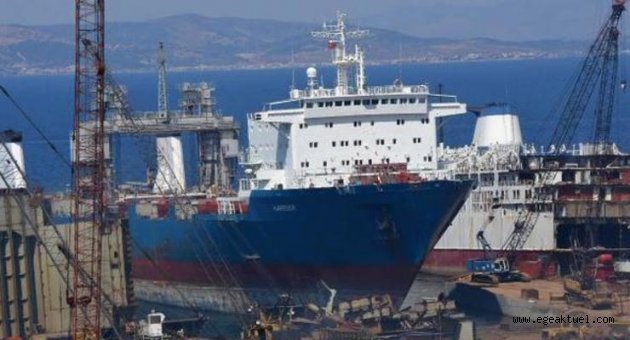 Foça'da denize yakıt bırakılan gemiyle ilgili soruşturma sürüyor
