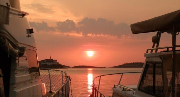 Foça'da gün batımı güzelliği