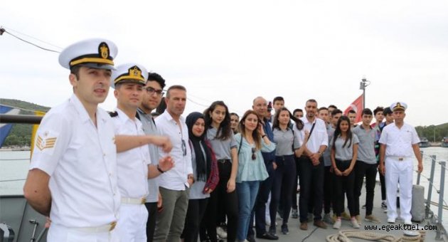 Foça'da tatbikata katılan askeri gemilere ziyaret
