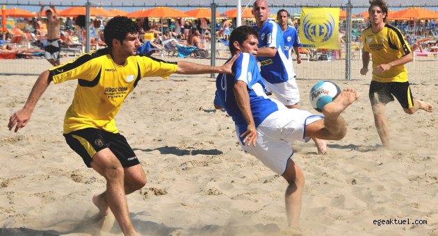 Futbolun kıdemlileri plaja iniyor!