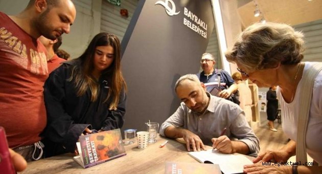 Gazeteci-Yazar Saymaz, Bayraklı Belediyesi standında okurlarıyla buluştu