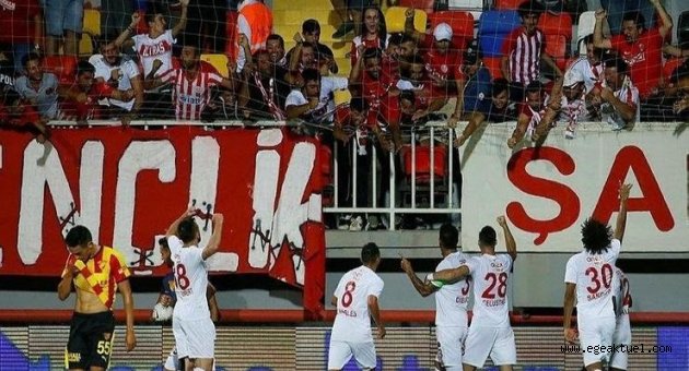 Göztepe evinde Antalyaspor'a mağlup oldu