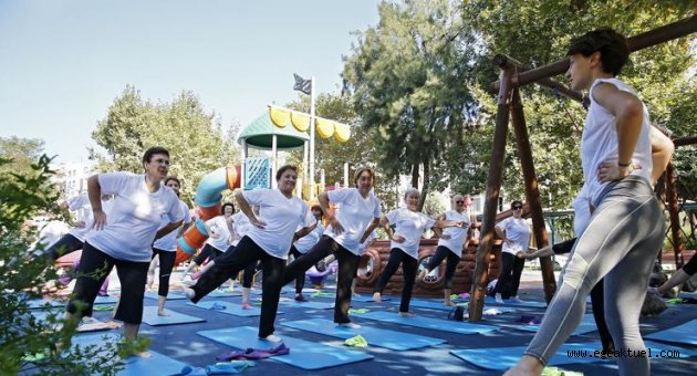 Güne parkta sporla başlıyorlar