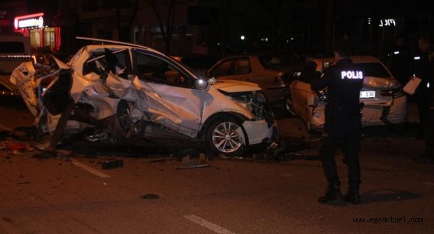 Hızlı olduğu iddia edilen otomobil park halindeki otomobile çarparak durabildi