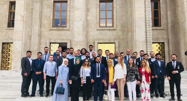 İzmir Ak Gençlik’ten Ankara çıkartması