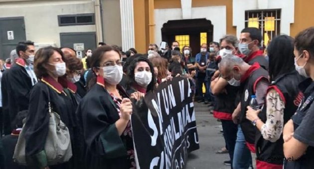 İzmir Barosu'nun yürüyüşüne izin verilmedi, avukatlar oturma eylemi başlattı