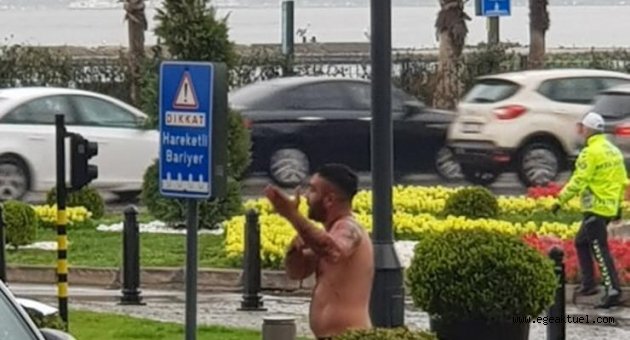 İzmir Büyükşehir Belediyesi önünde dehşet anları! Kendini jiletle doğradı
