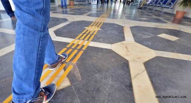 İzmir’de “Kırmızı Bayrak” dalgalanıyor