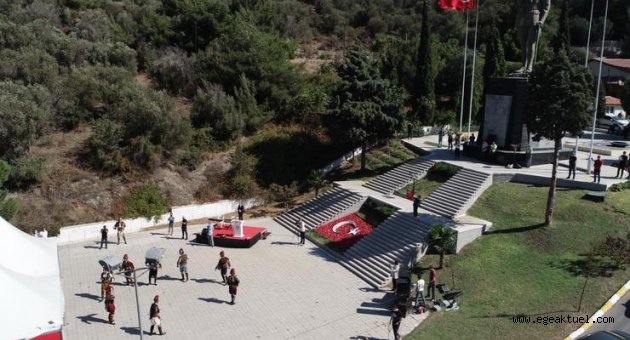 İzmir’in Kurtuluşu Ata’nın kente baktığı yerde kutlandı