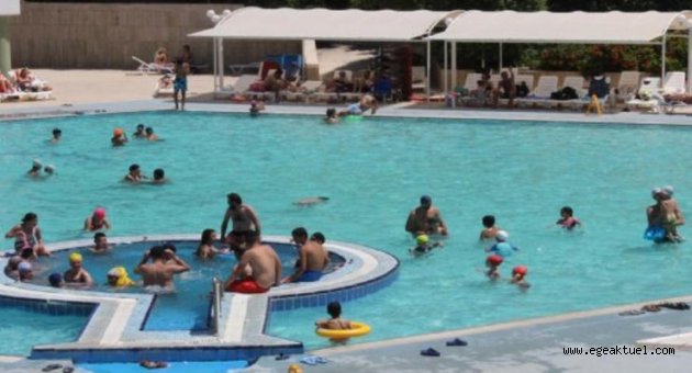 İzmir sıcaktan kaçtı, su parkına akın etti