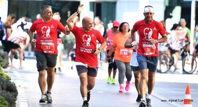 İzmir Yarı Maratonu'ndan renkli görüntüler