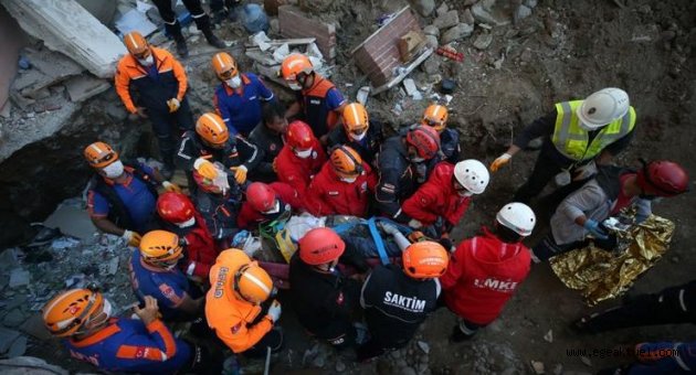 İzmir'de 26 saat sonra 56 yaşındaki Halim Sarı enkazdan sağ kurtarıldı