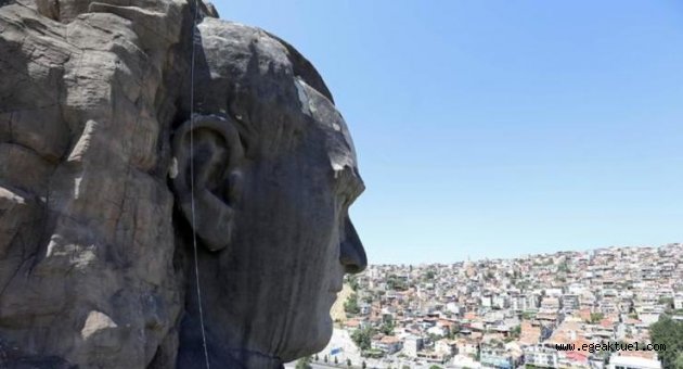 İzmir'de 42 metrelik Atatürk maskına bakım