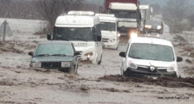 İzmir'de araçlar mahsur kaldı