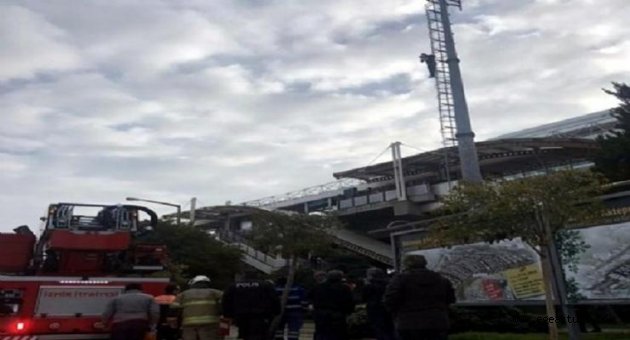 İzmir'de, aydınlatma direğinde intihar girişimi