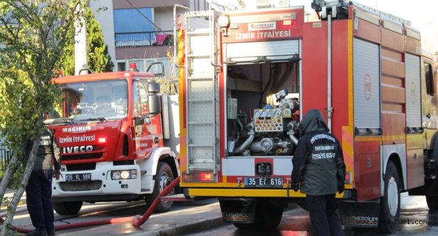 İzmir'de bir binanın çatısı alev alev yandı