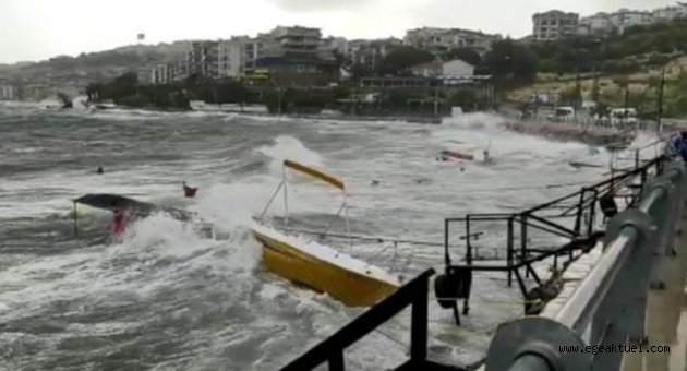 İzmir'de fırtına! Tekneler battı!
