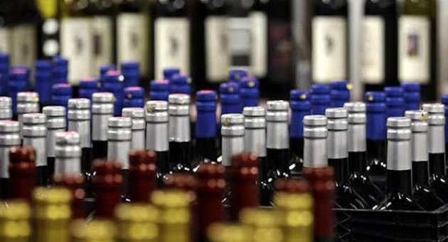 İzmir'de kaçak alkol ve tütün operasyonu