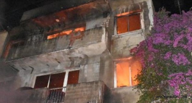 İzmir'de korkutan yangın! Alevler binayı sardı