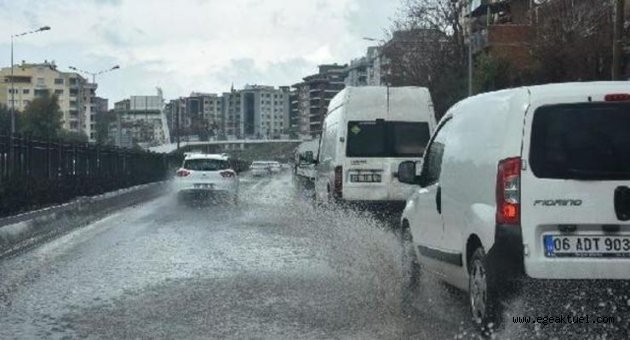 İzmir'de sağanak hayatı olumsuz etkiledi