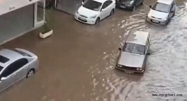 İzmir'de sağanak yağış etkili oldu