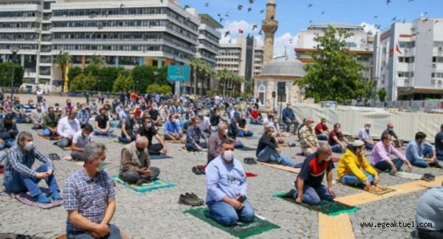 İzmir'de salgın sonrası ilk Cuma namazı
