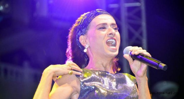 İzmir'de Yıldız Tilbe izdihamı