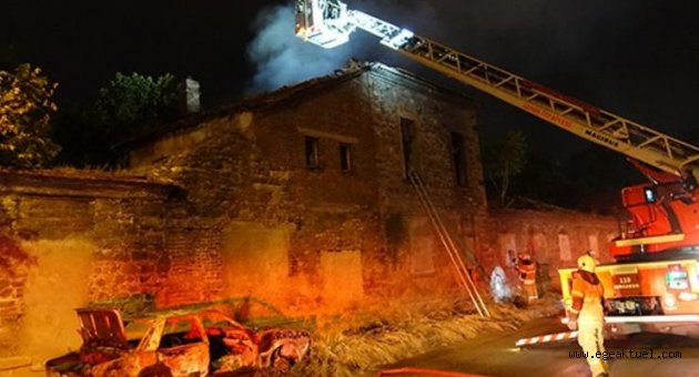 İzmir'deki tarihi fabrikada yangın!