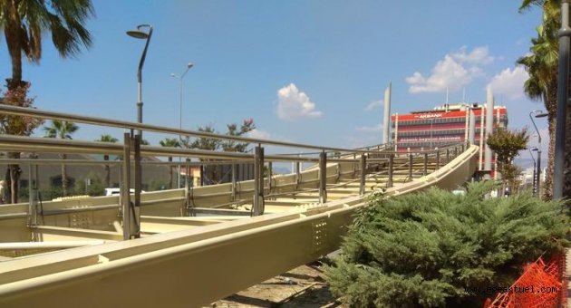 İzmir'in en çok kullanılan yaya köprüsü halen kapalı