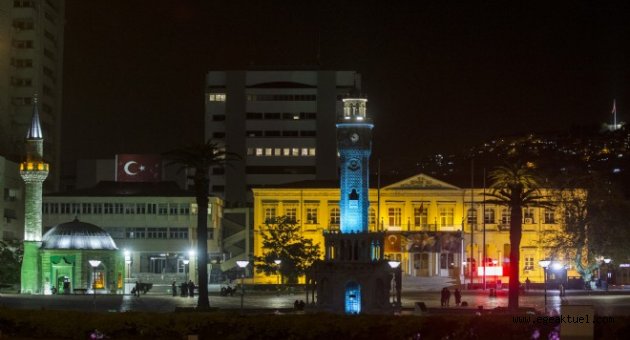 İzmir'in simgesi maviye büründü