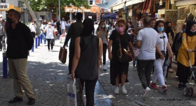 İzmirliler normalleşmenin ilk gününde kafeterya ve lokantaların yolunu tuttu