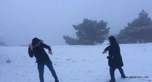 İzmirliler yıllar sonra karla hasret giderdi
