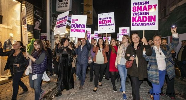 Kadınlar tarihi çarşıda fenerlerle yürüdü
