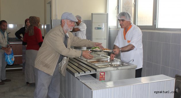 Karabağlar’da ihtiyaç sahiplerine her gün ücretsiz yemek