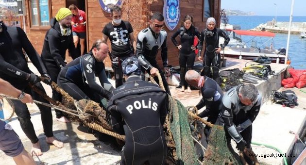 Karaburun’da hayalet ağlar temizlendi