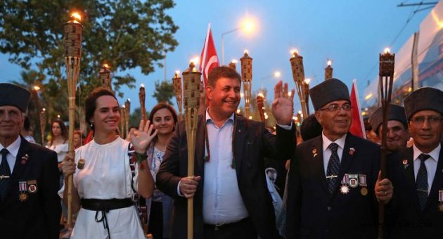 Karşıyaka’da ay-yıldızlı şölen