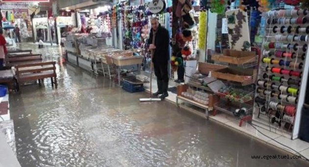 Kemeraltı Çarşısı'ndaki iş yerlerini su bastı