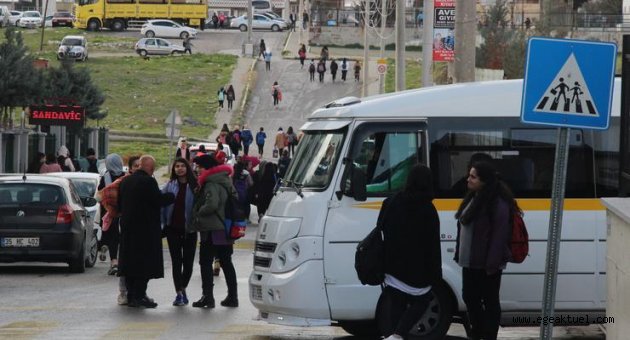 Korsan serviste 'balık istifi' öğrenci taşımacılığı