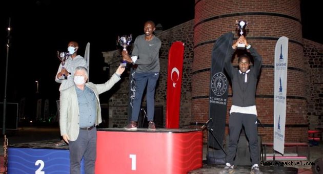 Maratonİzmir’de kupalar dağıtıldı