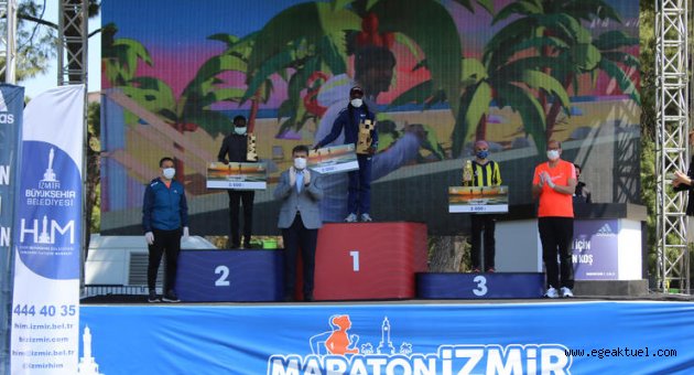 Maratonİzmir’de şampiyonlara geri dönüşümlü kupa