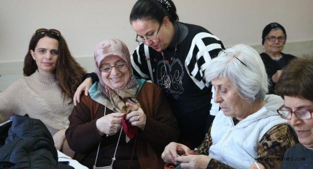 Örgüleriyle gönülleri ısıttılar