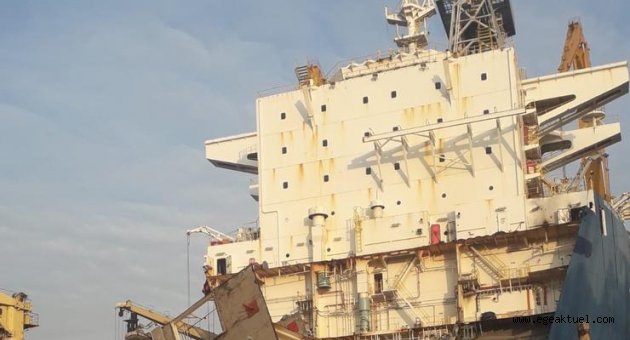 Parçalanmak üzere olan gemiye dev akaryakıt operasyonu