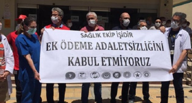 Sağllık çalışanları İzmir'de ek ödemelerdeki adaletsizliği protesto etti