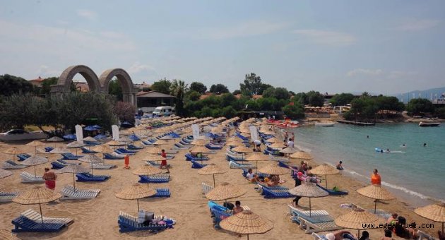 Seferihisar’da 8 halk plajı Mavi Bayrak aldı