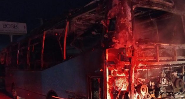 Seyir halindeki işçi servisi yandı, facianın eşiğinden dönüldü